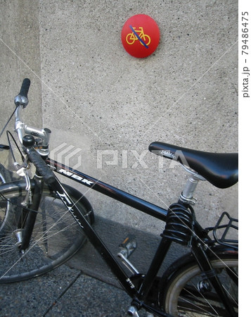 駐輪禁止サインの真ん前に置かれた黒いかっこいい自転車 駐輪禁止サインの真ん前に置かれた黒いかっこいい自転車 79486475