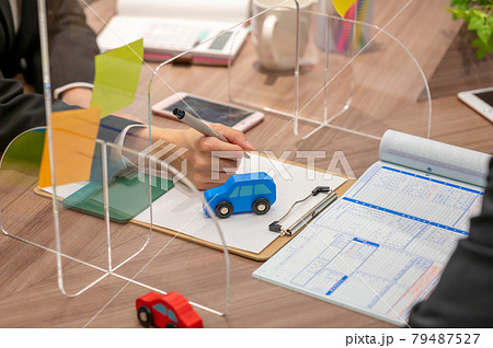 自動車の購入契約をする（ソーシャルディスタンス） 79487527