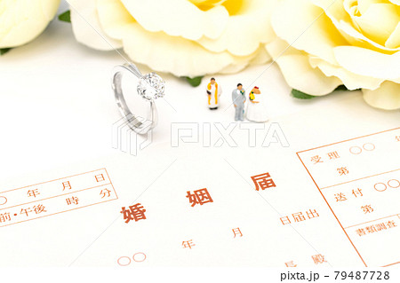婚姻届 ダイヤモンド 指輪 婚約指輪 プロポーズ ブライダル 婚姻届 ダイヤモンド 指輪 婚約指輪 プロポーズ ブライダル 79487728