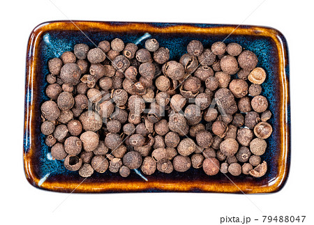 allspice (jamaica pepper) in ceramic bowl cutout 79488047