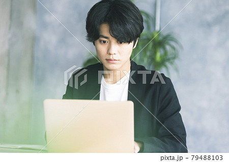 若い男性 パソコン 若い男性 パソコン 79488103