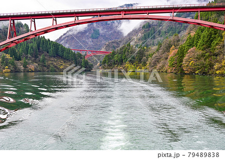 秋の庄川峡 クルーズ船から望む長崎大橋と利賀大橋 秋の庄川峡 クルーズ船から望む長崎大橋と利賀大橋 79489838