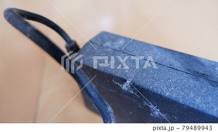 埃まみれのACアダプター 79489943