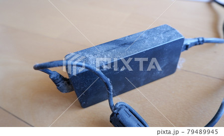 埃まみれのACアダプター 79489945