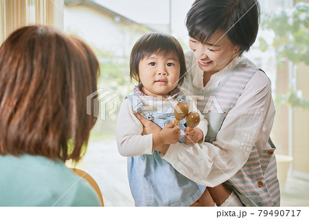 ベビーシッターと女の子 79490717