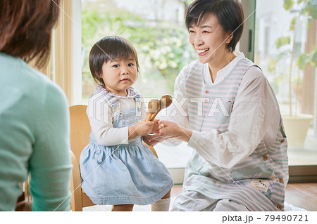 ベビーシッターと女の子 79490721
