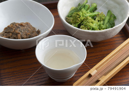 春の小鉢と日本酒 79491904