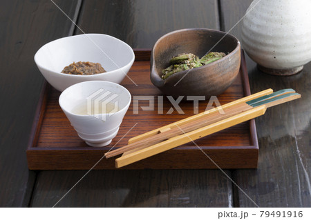 春の小鉢と日本酒 春の小鉢と日本酒 79491916