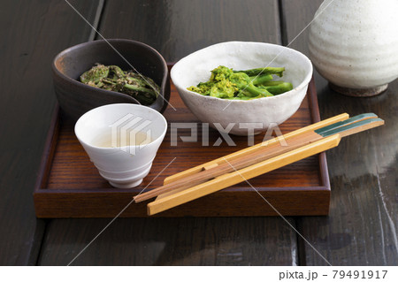 春の小鉢と日本酒 春の小鉢と日本酒 79491917