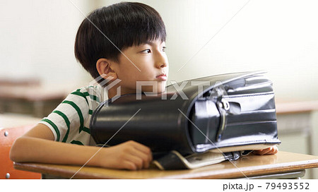 教室で座って前を見つめる小学生 79493552