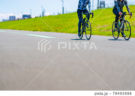 千葉県　東京都　夏　午前　晴れ　デート　荒川　サイクリングロード　ロードバイク　スポーツ　運動 79493998