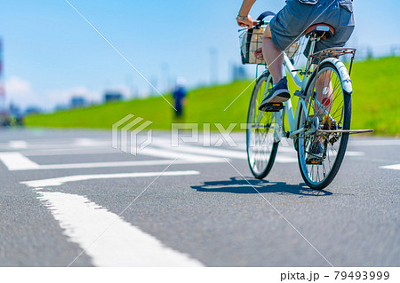 千葉県 東京都 夏 午前 晴れ デート 荒川 サイクリングロード ロードバイク スポーツ 運動の写真素材