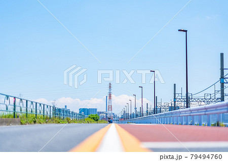 千葉県 東京都 夏 午前 晴れ デート 荒川 サイクリングロード ロードバイク スポーツ 運動 道路の写真素材