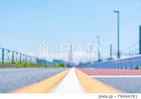 千葉県 東京都 夏 午前 晴れ デート 荒川 サイクリングロード ロードバイク スポーツ 運動 道路の写真素材 千葉県 東京都 夏 午前 晴れ デート 荒川 サイクリングロード ロードバイク スポーツ 運動 道路の写真素材