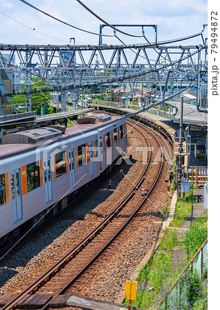 千葉県 東京都 夏 午前 晴れ デート 荒川 サイクリングロード 鉄道 東武伊勢崎線 堀切駅 電車の写真素材 千葉県 東京都 夏 午前 晴れ デート 荒川 サイクリングロード 鉄道 東武伊勢崎線 堀切駅 電車の写真素材