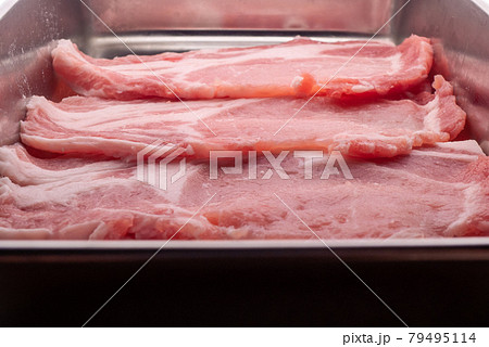バットの中の日本のしょうが焼き用薄切り豚肉ロース 79495114