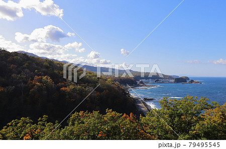 プユニ岬の紅葉とその向こうに見えるオホーツク海とウトロの町 プユニ岬の紅葉とその向こうに見えるオホーツク海とウトロの町 79495545