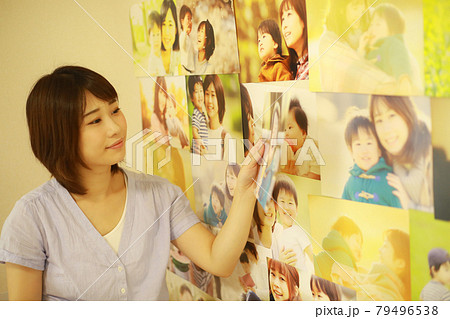 写真を見る女性 79496538