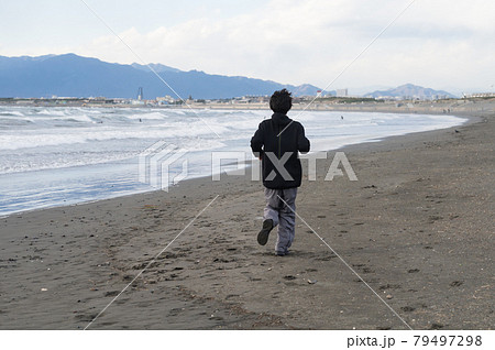 海岸でランニングする男性 海岸でランニングする男性 79497298