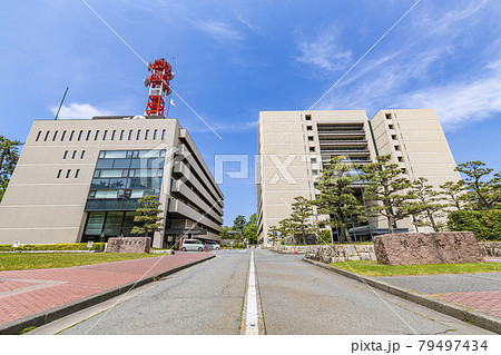 福井県福井市　晴天の福井県庁と福井県警察本部 79497434