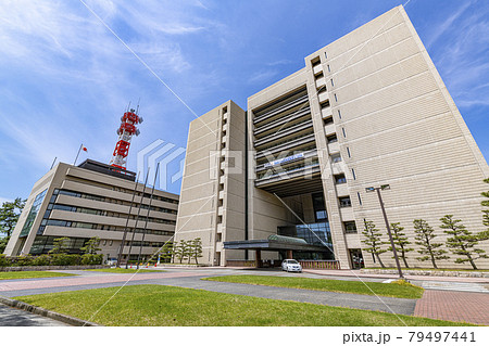 福井県福井市　晴天の福井県庁と福井県警察本部 79497441