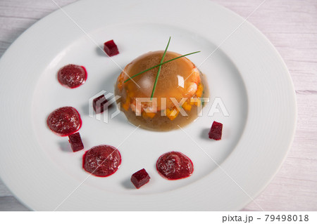 Aspic recipe, jelly made from a broth of prawns and peppery beetroot 79498018