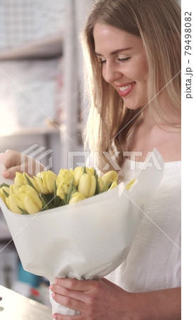 Woman making flower composition bouquet of tulips 79498082