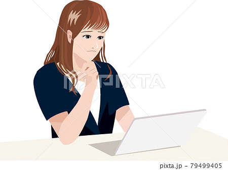 パソコンの前で悩む女性 79499405