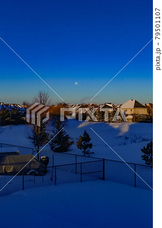 カナダ　酷寒の早朝　月没 79501107