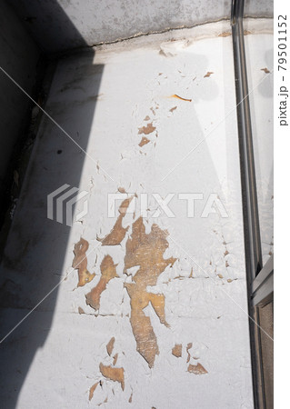 ベランダの防水剥がれ　古い家の修理 79501152