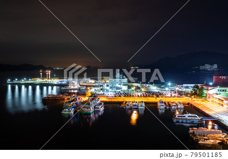 夜の鳥羽湾と鳥羽マリンターミナル 79501185