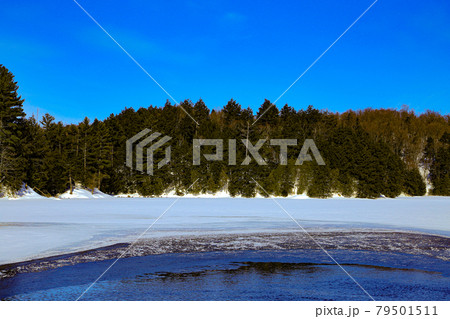 カナダ　酷寒の美しい湖 79501511