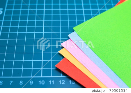 方眼カッティングマットとカラフルな折り紙 79501554