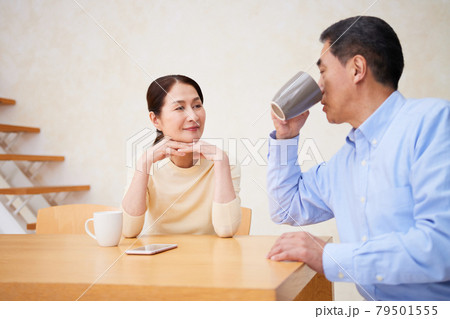 リビングでくつろぐシニアの夫婦 79501555