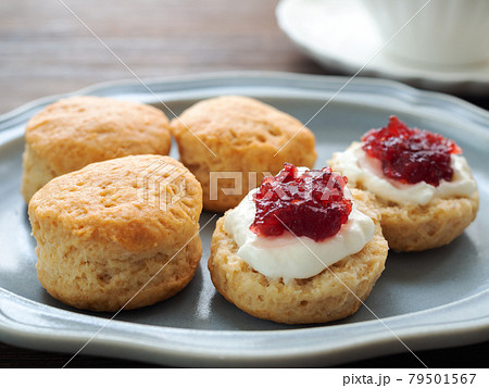 ジャムとクリームを添えたスコーン 79501567