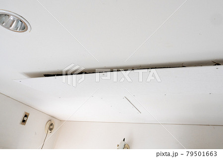 天井が剥がれ落ちた　住宅リフォーム 79501663