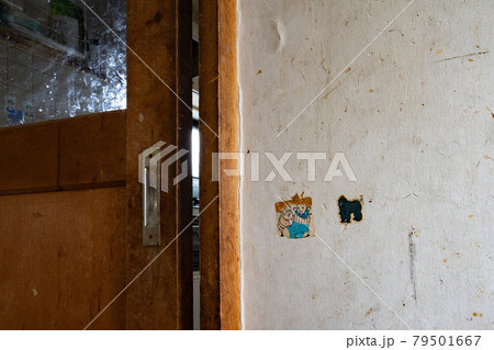 子供が触って汚れた壁　住宅リフォーム 79501667