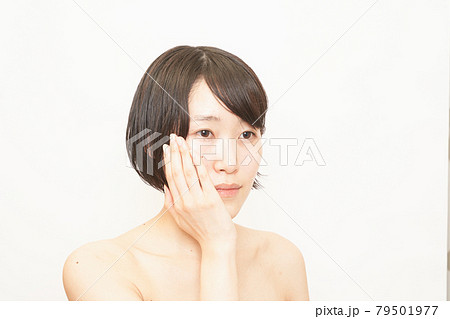 スキンケアをする女性のイメージ スキンケアをする女性のイメージ 79501977