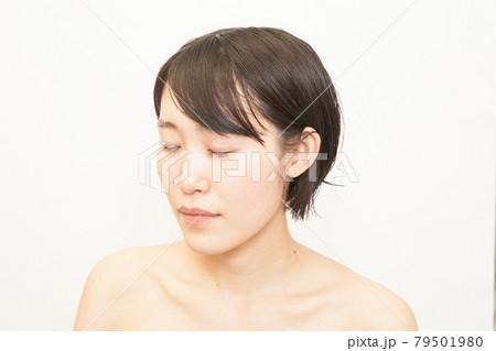 スキンケアをする女性のイメージ スキンケアをする女性のイメージ 79501980