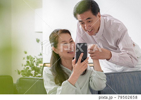 シニア夫婦 仲良し スマホ シニア夫婦 仲良し スマホ 79502658