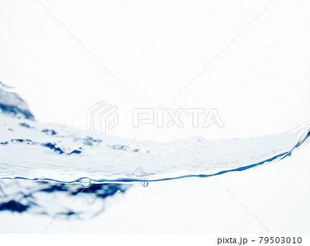 水　水面　流れ　気泡　波 79503010