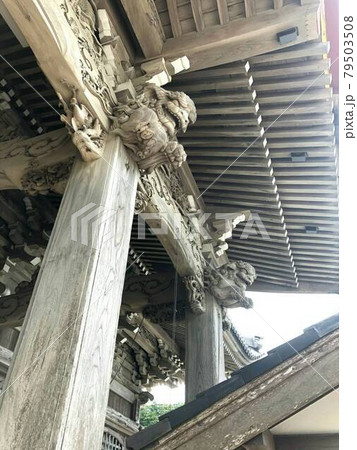 神社仏閣の獅子の彫刻 79503508