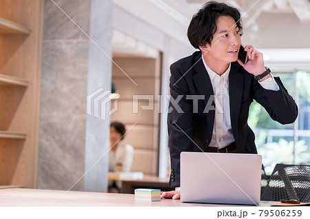 フリーアドレスのオフィスでノートPCで仕事する男性社員 撮影協力「＋SHIFT NOGIZAKA」 79506259