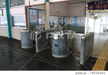 香住駅の改札口 79510281