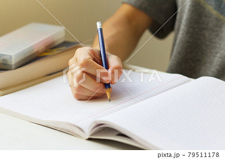 ノートに鉛筆で書く様子1 ノートに鉛筆で書く様子1 79511178