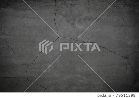 ひび割れた黒いコンクリートテクスチャ_セメントと左官で仕上げた壁の背景 79511599
