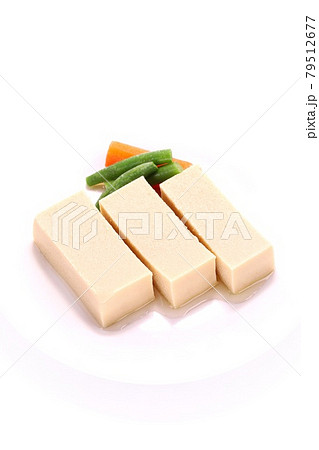 高野豆腐の煮物　白だし　明るい背景 79512677