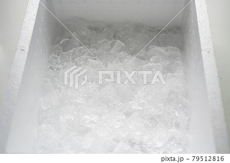 鮮魚などを詰めるトロ箱 79512816