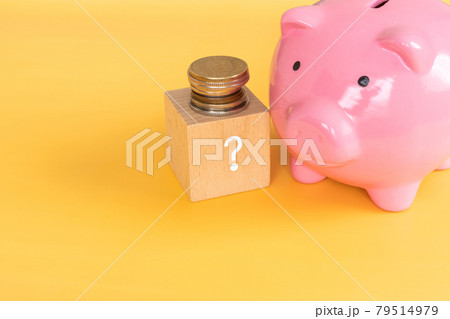 貯金額、貯金の方法｜ハテナマークの積み木とお金と豚の貯金箱 79514979