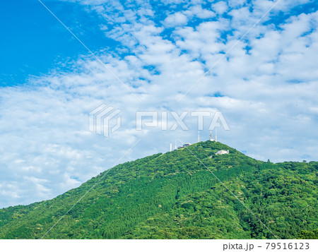 皿倉山山頂と青空とうろこ雲 79516123
